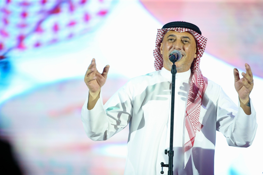 عمر العبداللات يضيء ليل السعودية بأغانيه