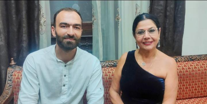 الممثلة صباح الجزائري في لقاء لها مع الإعلامي محمد حاج علي خلال زيارتها إلى مدينة حلب لحضور العرض الأول لفيلم الحكيم