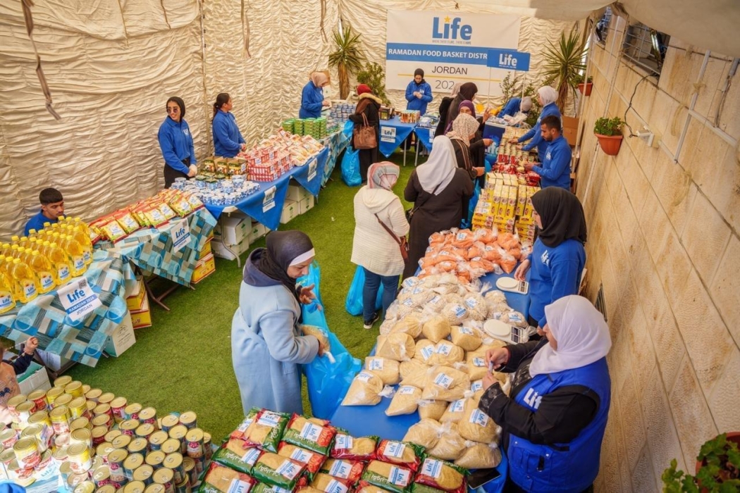 مؤسسة “لايف للإغاثة والتنمية” تقدم  مساعدات غذائية للأطفال الايتام والاسر المحتاجة باسلوب كريم