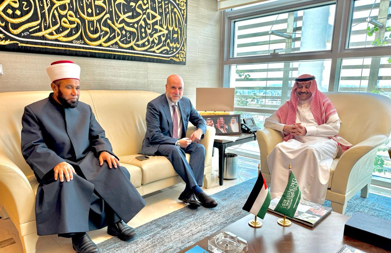 السفير السعودي لدى الاردن يلتقي مستشار رئيس دولة فلسطين للشؤون الدينية والعلاقات الاسلامية