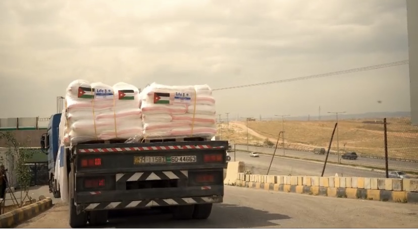 الأردن يسير ٧٣ شاحنة مساعدات غذائية جديدة  لأهلنا بغزة … فيديو